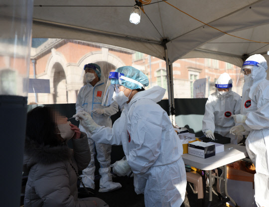 지난 3일 오전 서울 중구 서울역광장에 마련된 코로나19 임시선별검사소에서 시민들이 신속항원검사를 받고 있다. <연합뉴스>